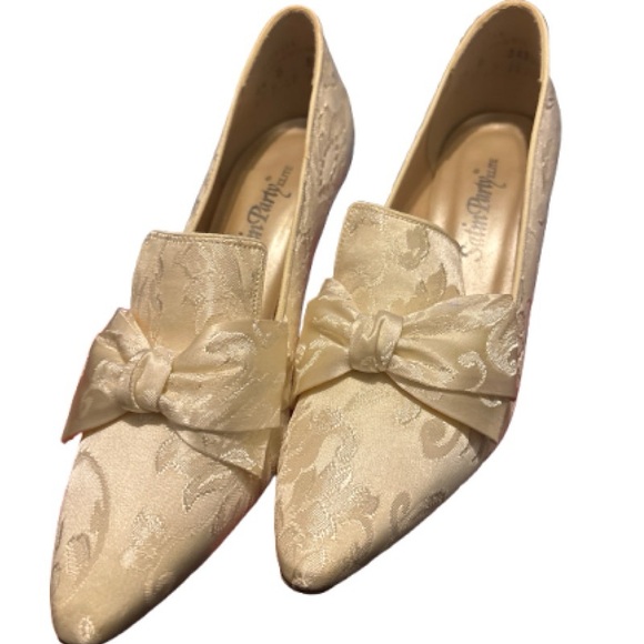Vintage Cream Satin, Lace & Bow Exquisite Pumps - Picture 9 of 11